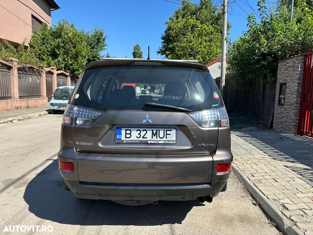 Mitsubishi Outlander - 2