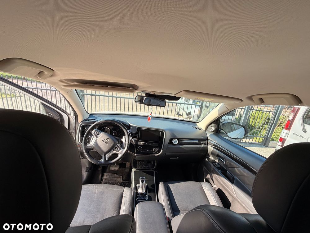 Mitsubishi Outlander 2.0 Instyle Navi 4WD CVT - 23