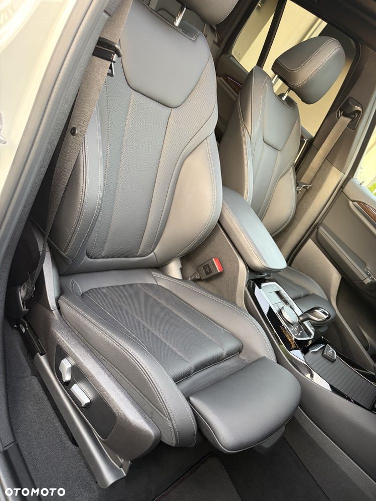 BMW X3 xDrive30i Luxury Line - 23