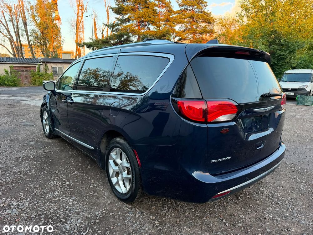 Chrysler Pacifica - 3