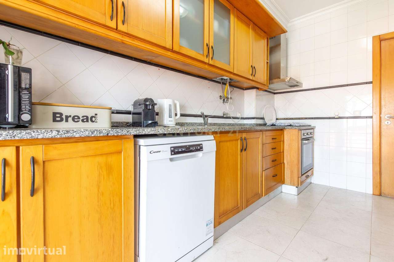 Quinta do Conde - Apartamento de 3 assoalhadas com varanda, lavandaria - Grande imagem: 3/18