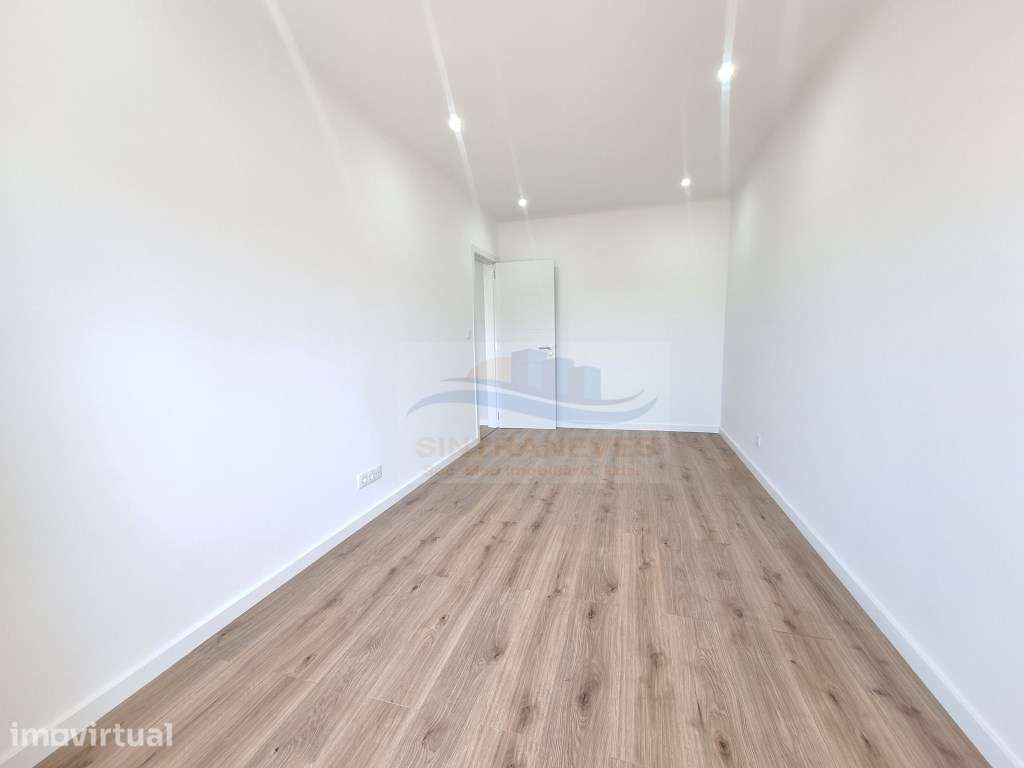 T1 Remodelado, cozinha independente, excelente varanda. - Grande imagem: 4/17