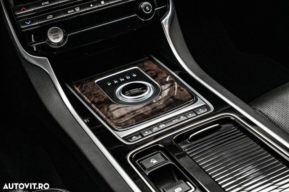 Jaguar XF 20d RWD E-Performance R-Sport - 20