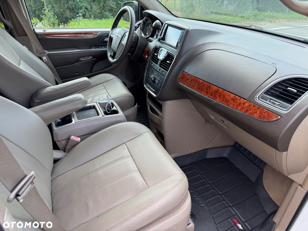 Chrysler Town & Country 3.6 Limited - 13
