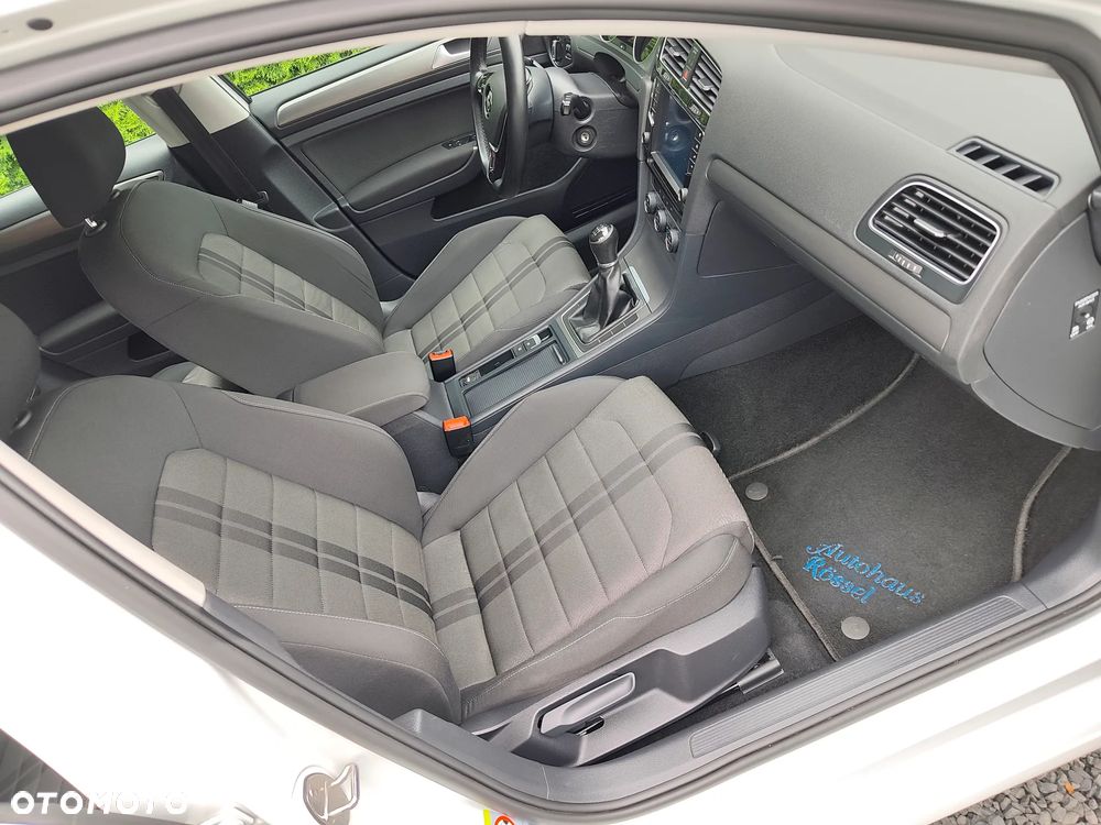 Volkswagen Golf - 22