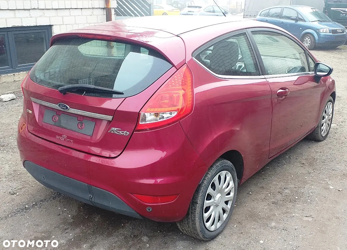 Na części Ford Fiesta MK7 3D 1.4 TDI lak. M9 skrzynia biegów zderzak maska drzwi klapa fotele kanapa błotnik lampa lusterko - 4