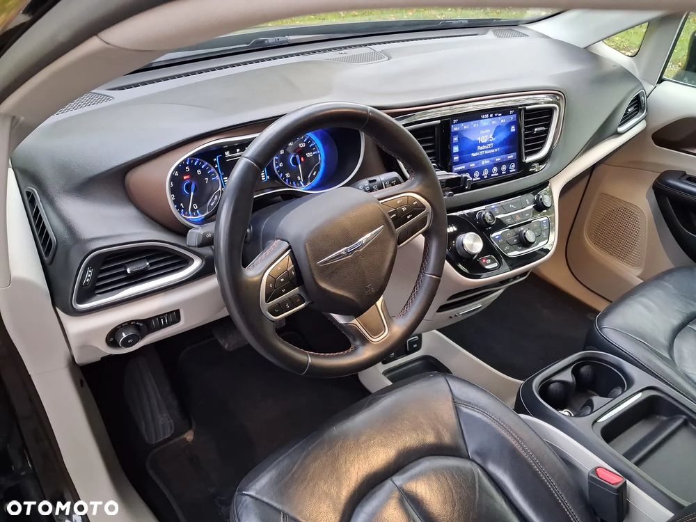 Chrysler Pacifica - 17