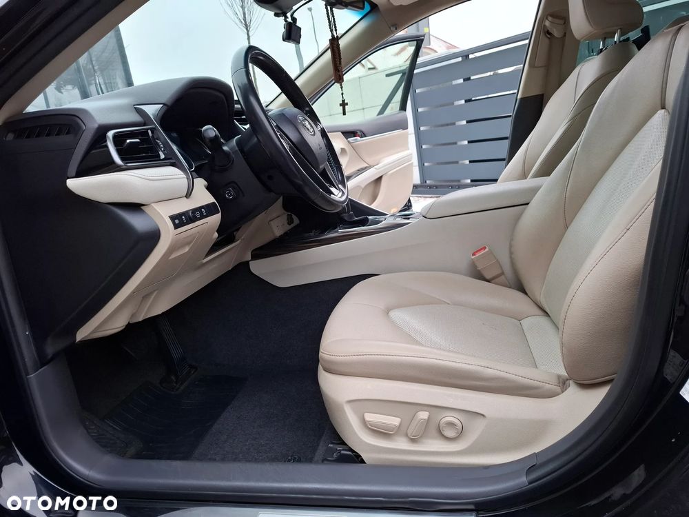 Toyota Camry 2.5 Hybrid Executive CVT - 16