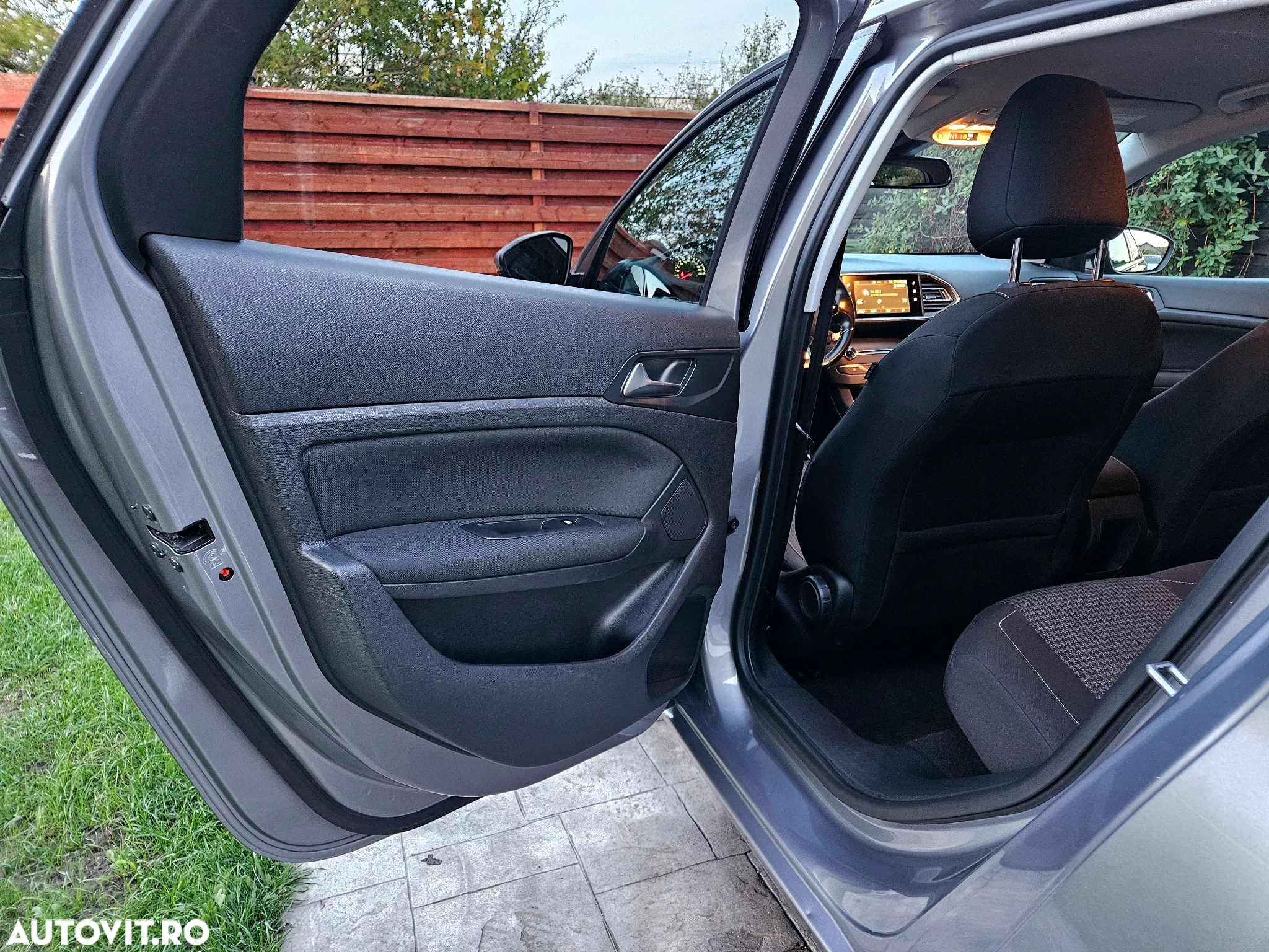 Peugeot 308 SW BlueHDi 120 EAT6 Stop & Start Active Business-Paket - 15