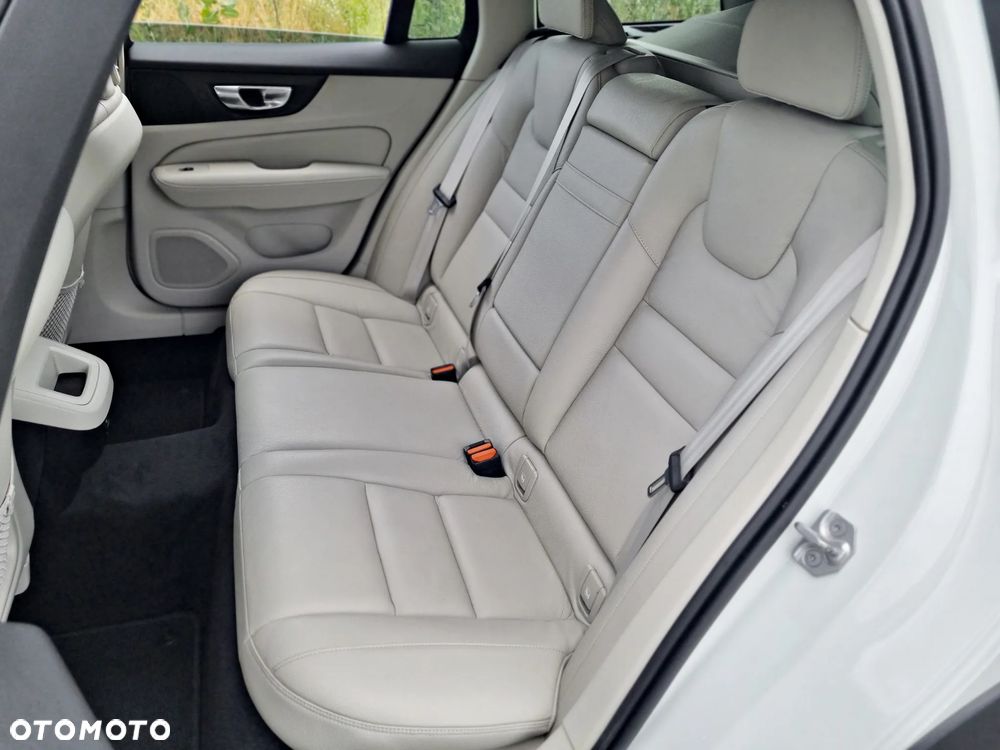 Volvo V60 Cross Country B4 D AWD Geartronic Pro - 25