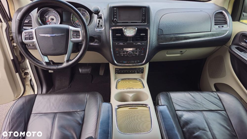 Chrysler Town & Country 3.6 Limited - 19