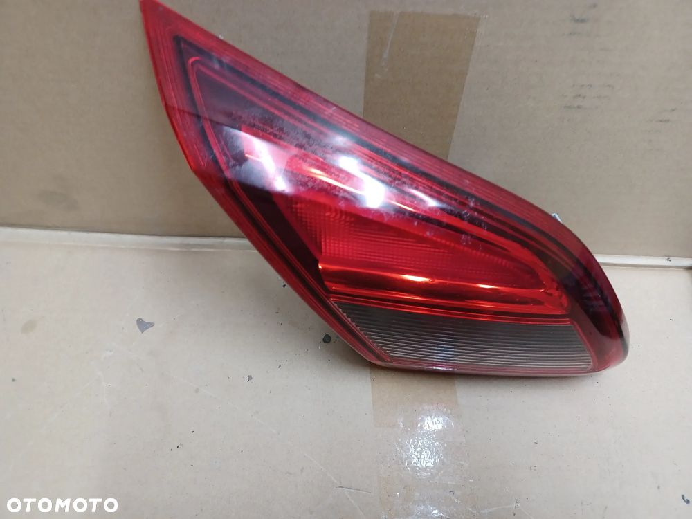 LAMPA TYLNA W KLAPE CORSA E 3D 39012629 - 2