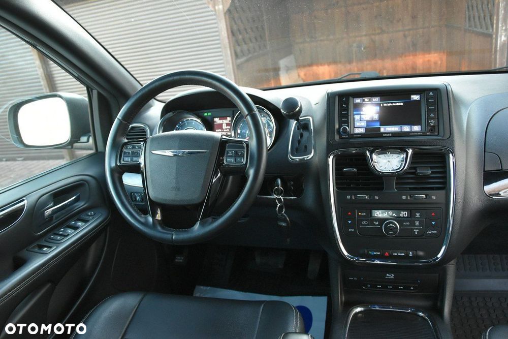 Chrysler Town & Country - 9