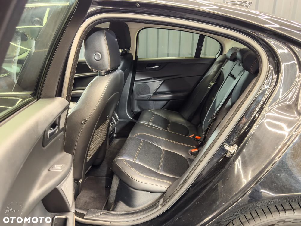 Jaguar XE 20d Prestige - 12