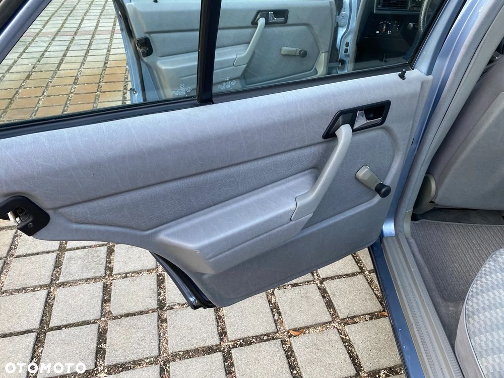 Mercedes-Benz W201 (190) - 10