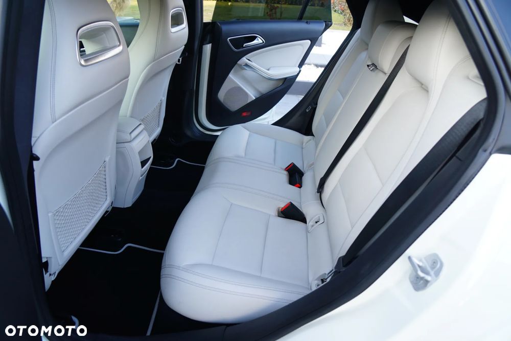 Mercedes-Benz CLA 180 7G-DCT UrbanStyle Edition - 31