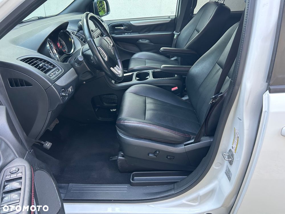 Dodge Grand Caravan - 5