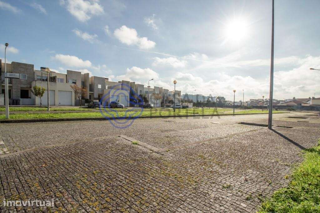 Terreno para construção de moradia geminada | Castelo da Maia | Cidade - Grande imagem: 3/11