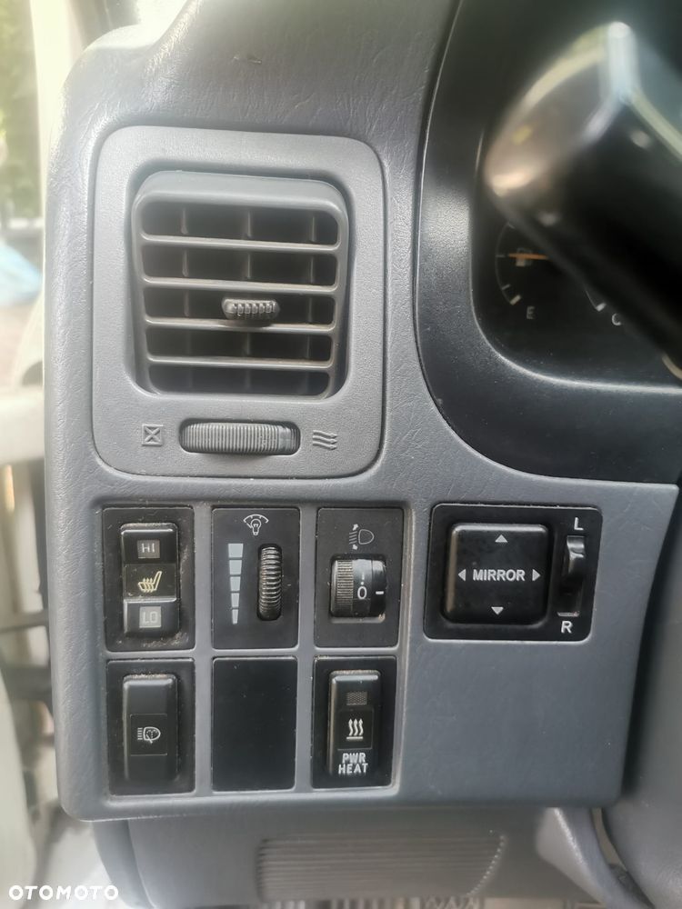 Toyota HIACE - 11