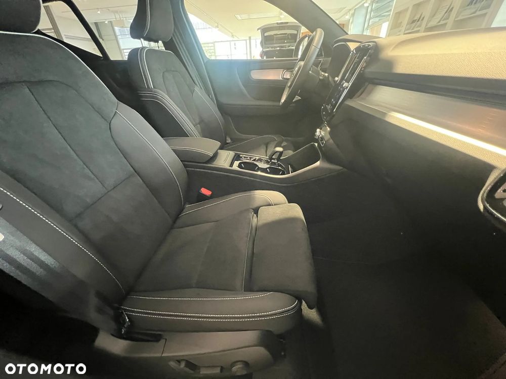 Volvo XC 40 B4 B DKG Ultra Black Edition - 17