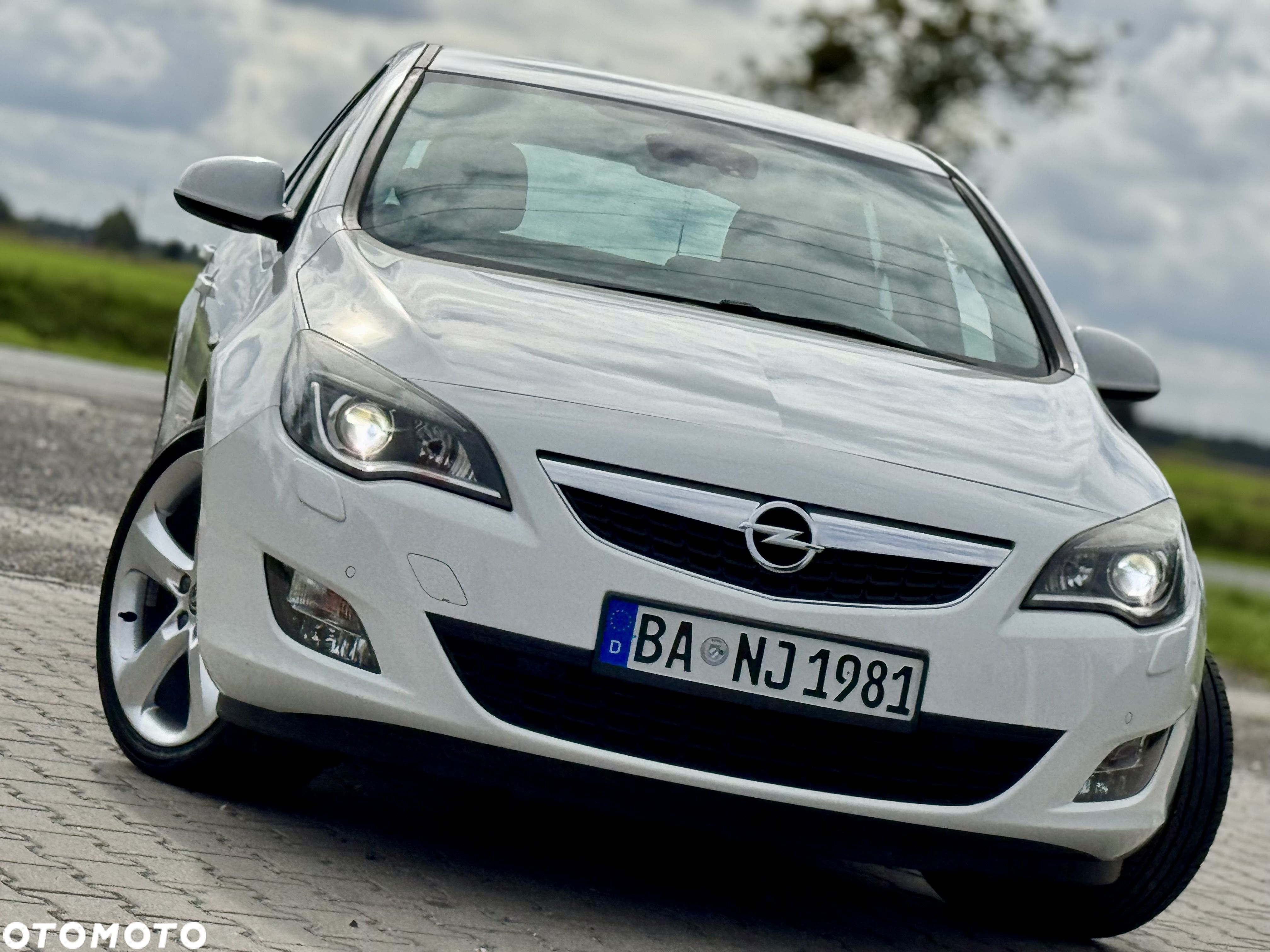 Opel Astra 1.6 Turbo Cosmo - 1