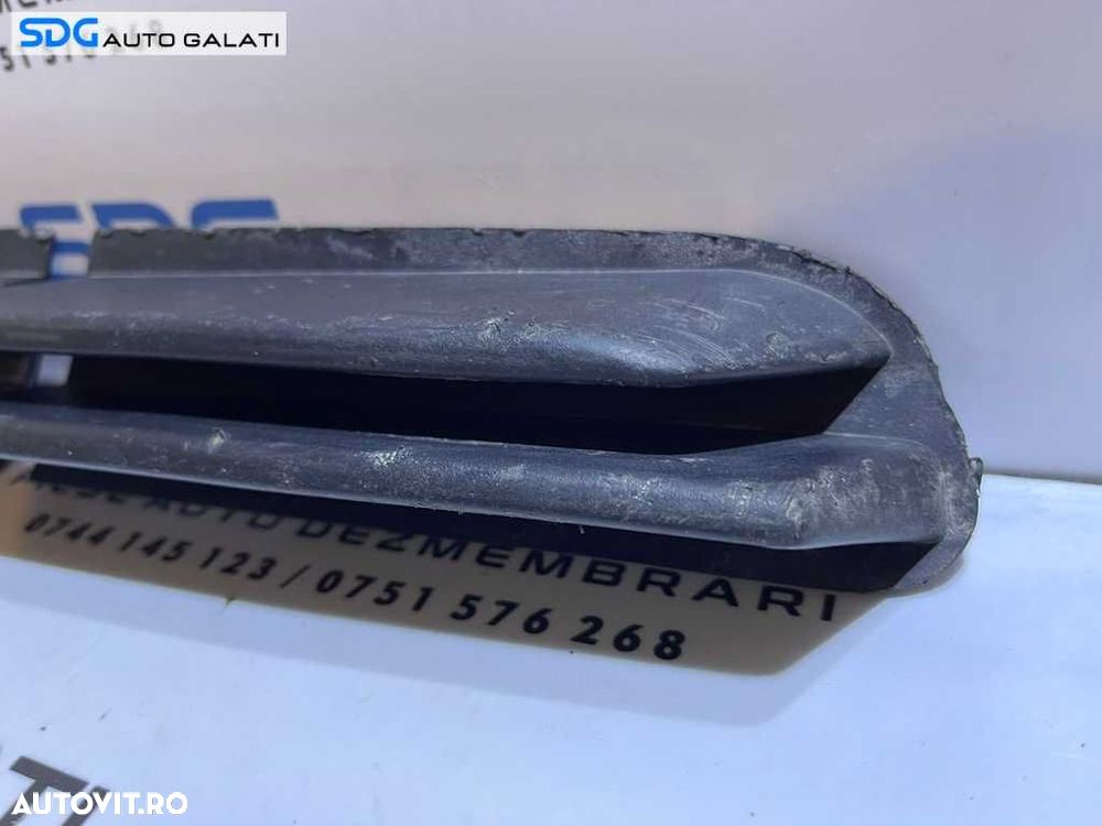 Grila Ornament Bandou Dreapta Spoiler Bara Fata BMW Seria 3 E46 1997 - 2001 Cod 8226612 51118226612 [V0231] - 2