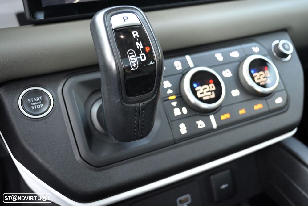 Land Rover Defender 3.0 I6 130 AWD X-Dynamic HSE - 30