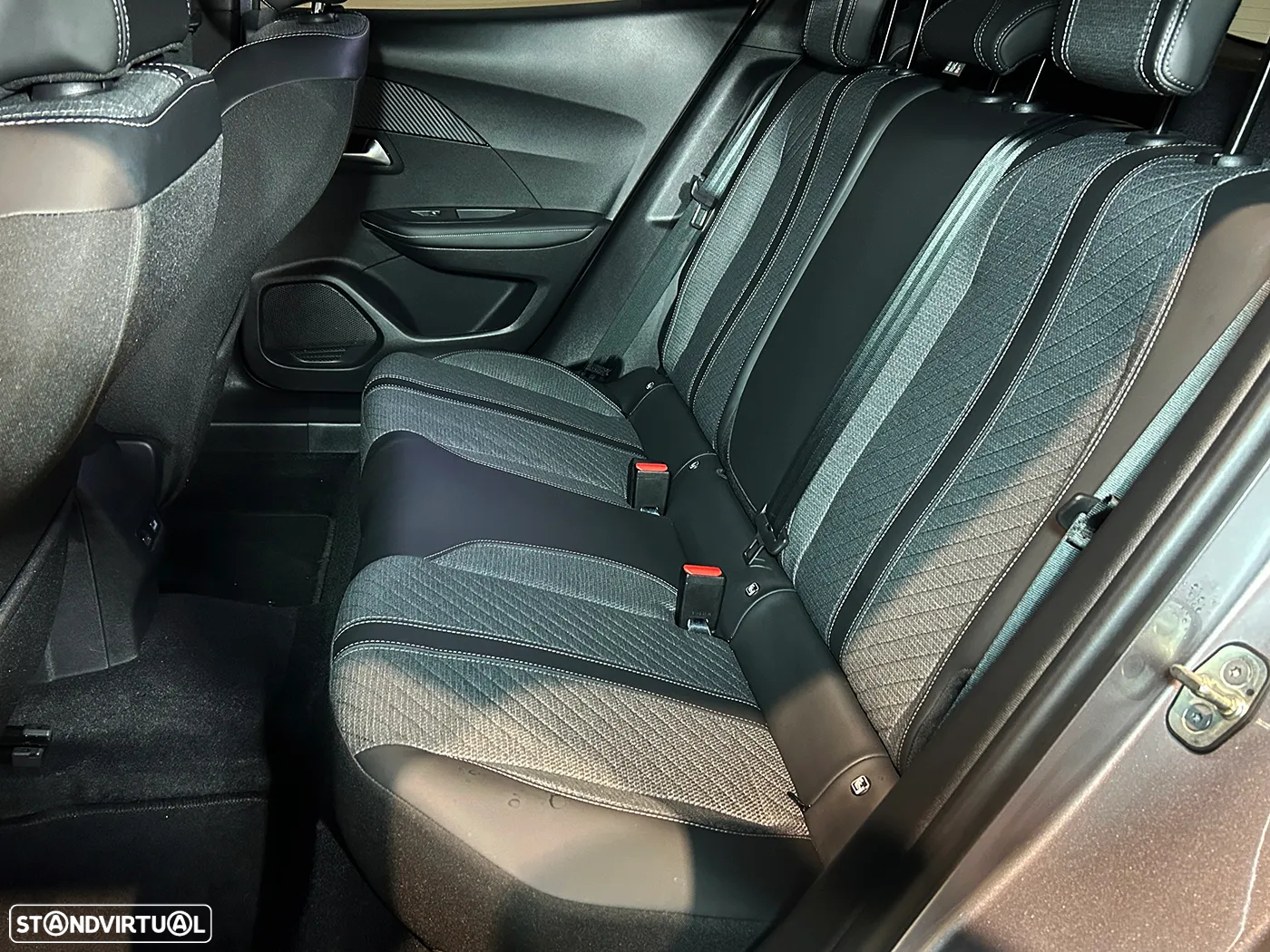 Peugeot 2008 1.2 PureTech Allure EAT8 - 16