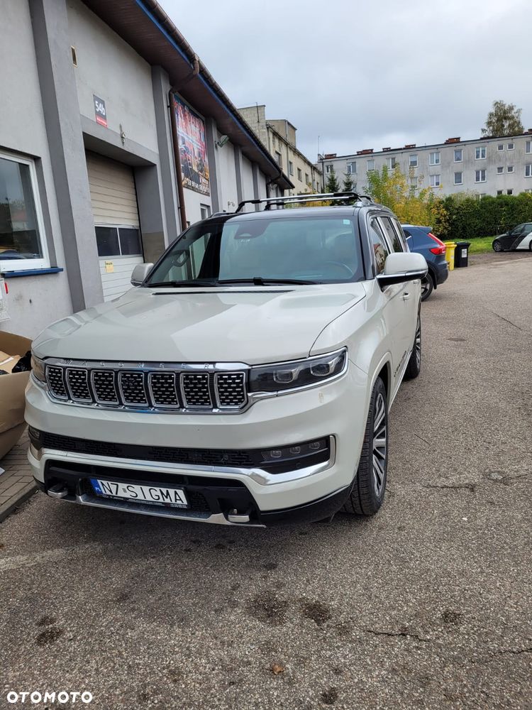 Jeep Grand Wagoneer - 9