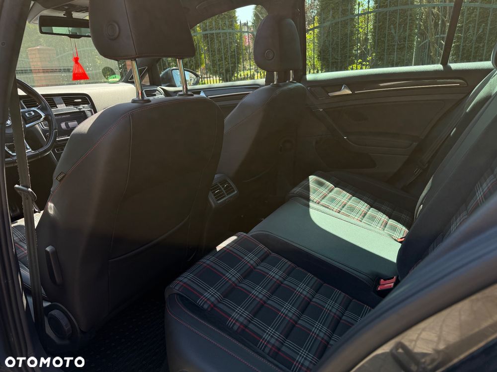 Volkswagen Golf - 25