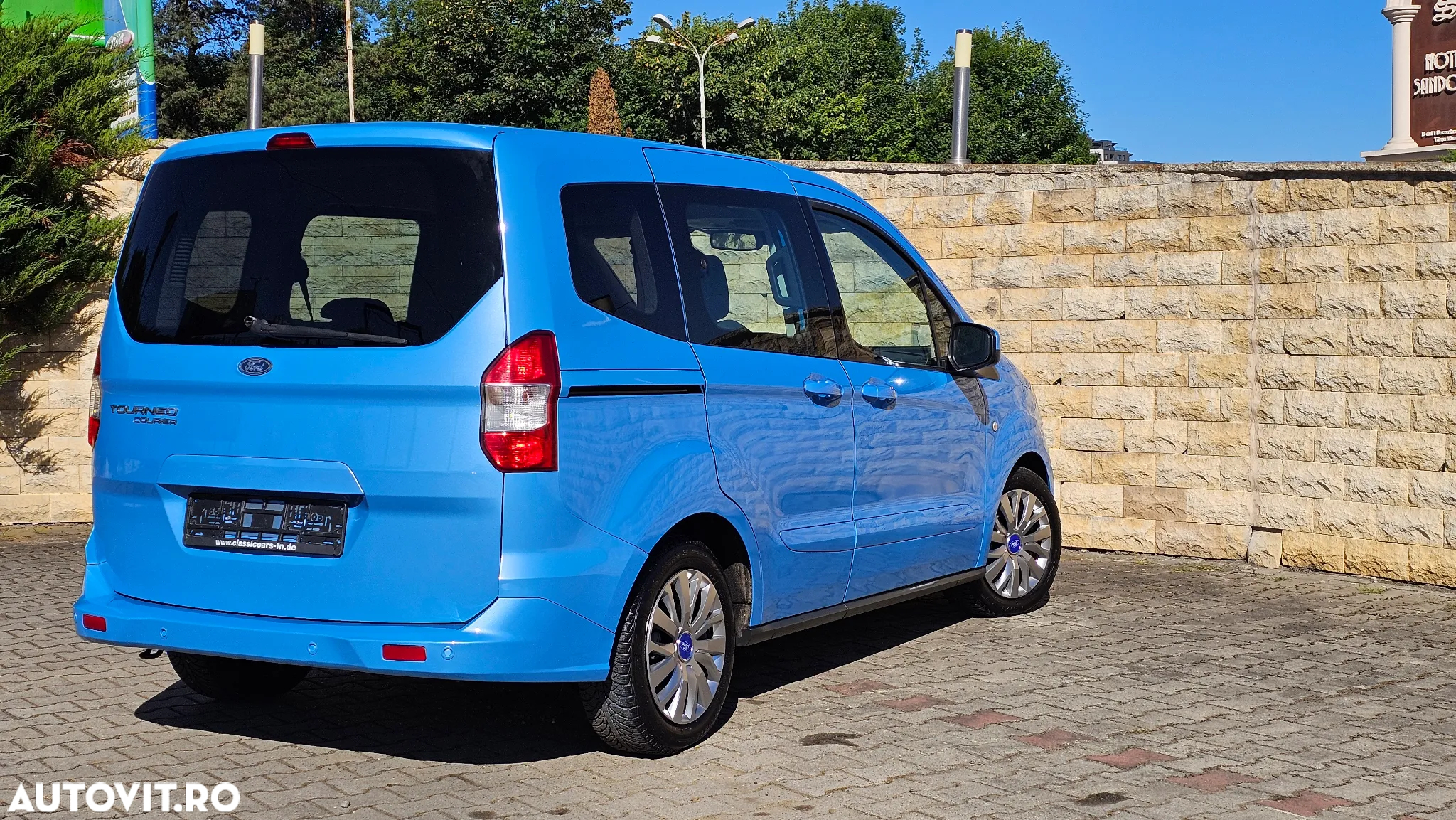 Ford Tourneo Courier 1.5 TDCi Ambiente - 2
