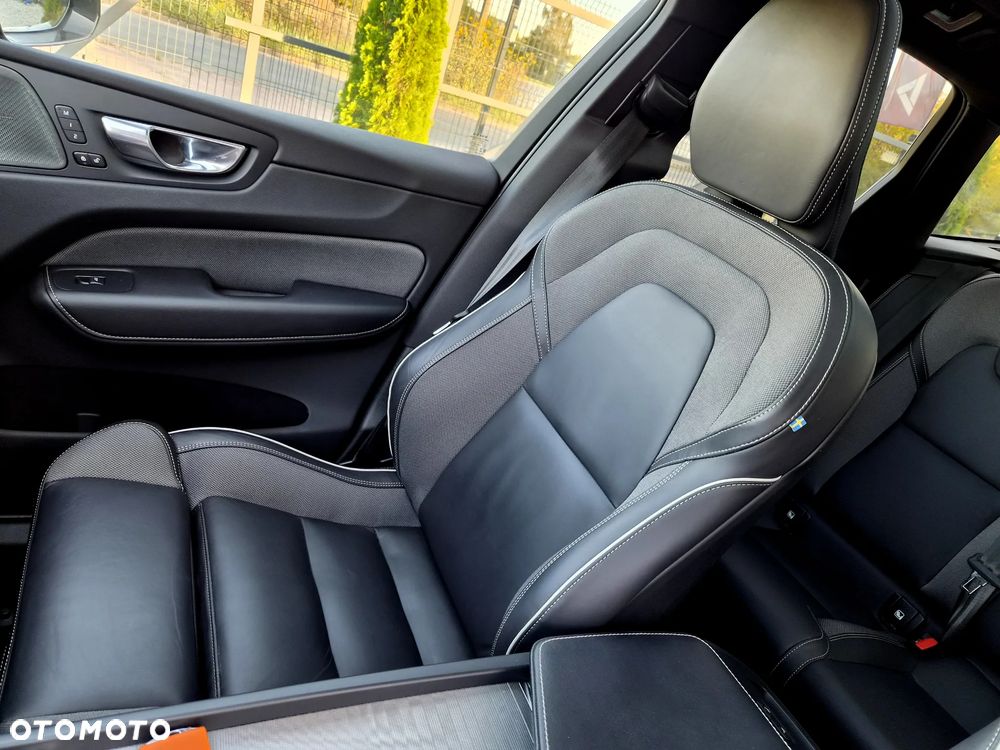Volvo XC 60 B4 D Plus Dark - 25