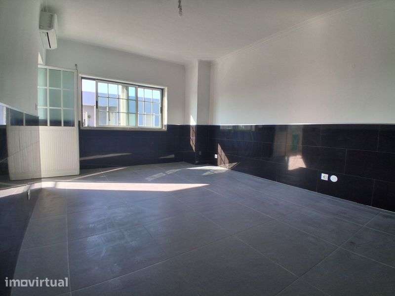 Apartamento T4 no centro da Charneca de Caparica - Grande imagem: 5/12