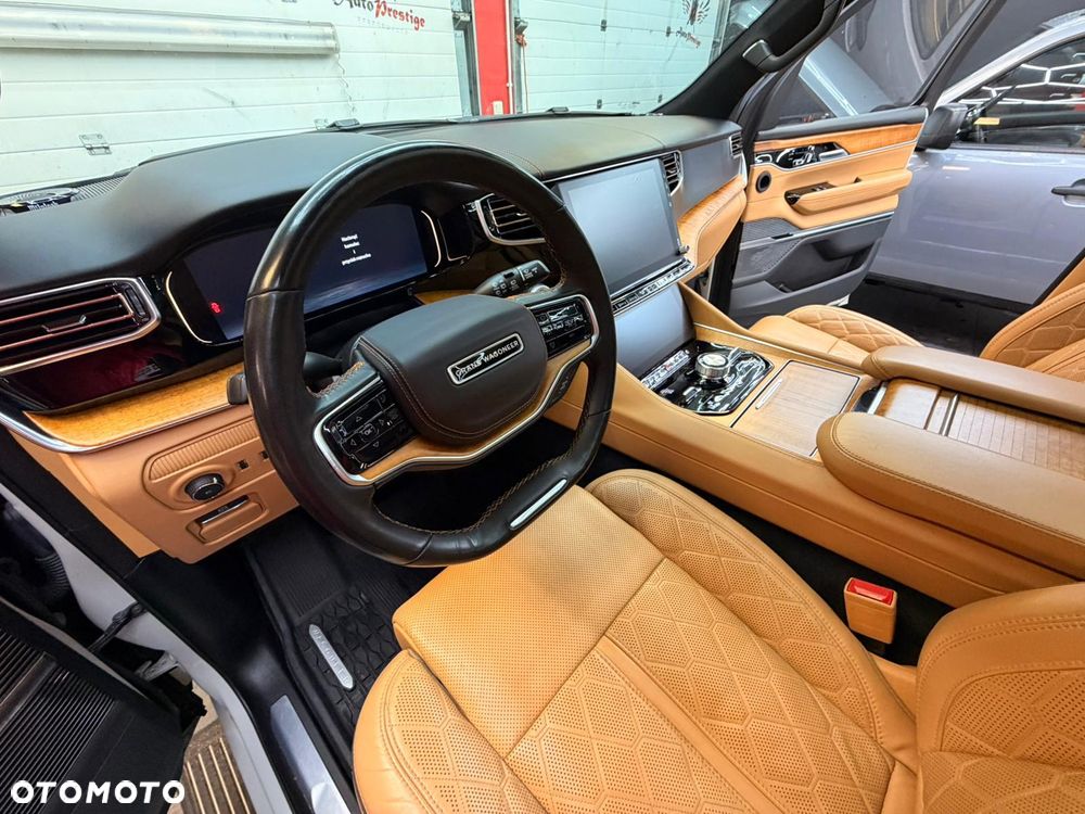 Jeep Grand Wagoneer - 12