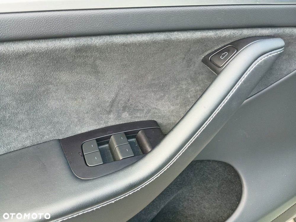 Tesla Model Y Long Range AWD - 22