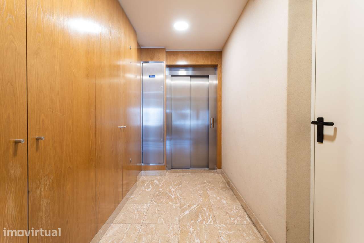 T4+1 Duplex - Último Piso - 3 Suítes e 3 Lugares de Estacionamento em - Grande imagem: 2/55