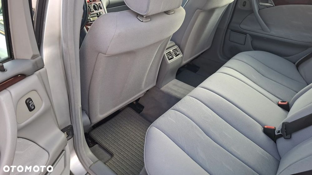 Mercedes-Benz Klasa E 220 CDI Classic - 31