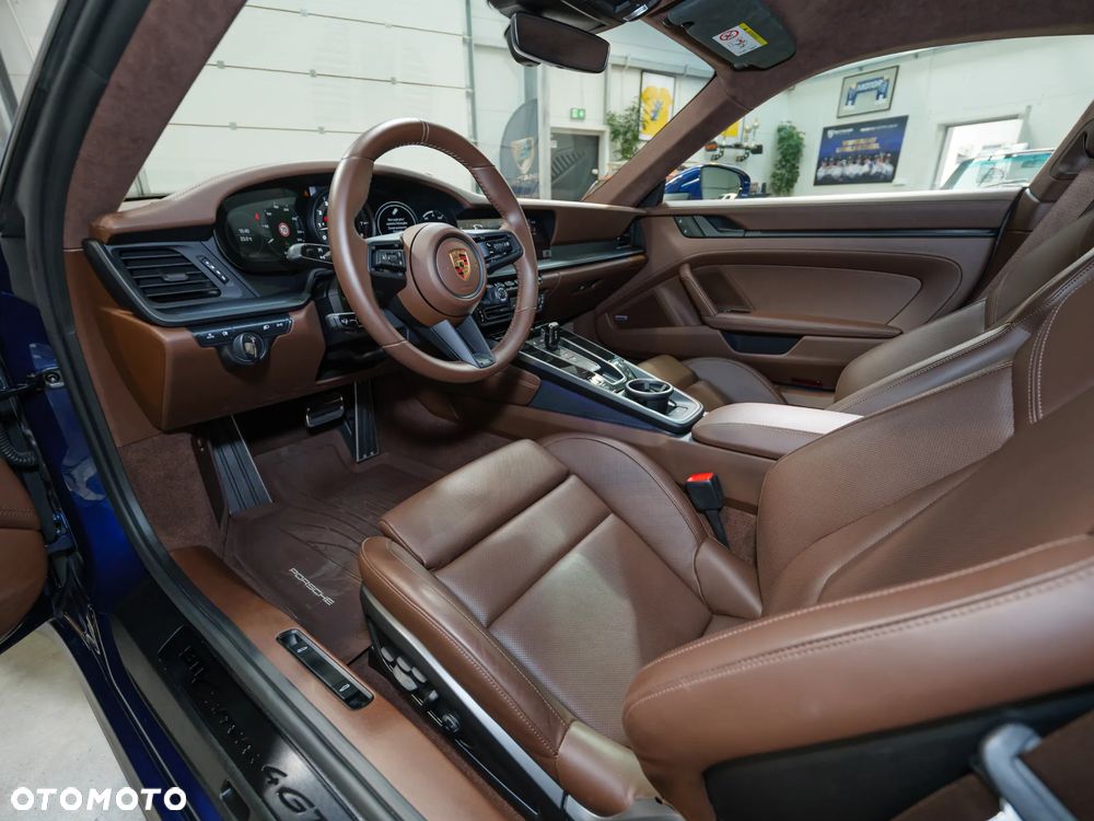 Porsche 911 Carrera 4 GTS - 16