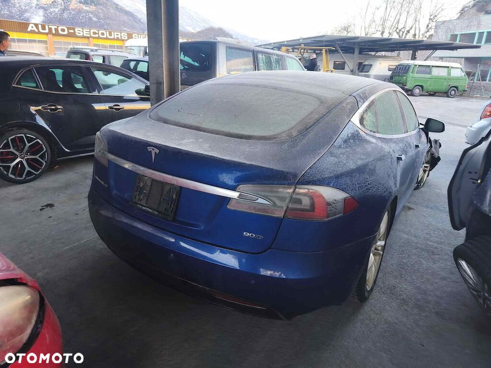 Tesla Model S - 4
