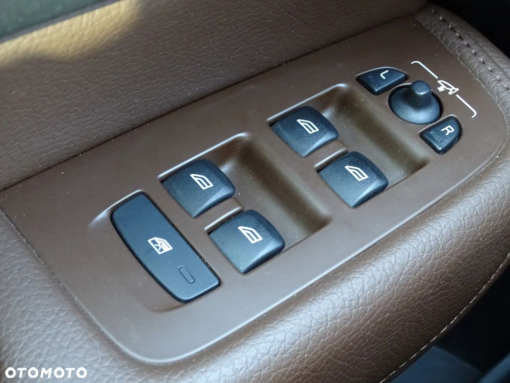 Volvo XC 60 T8 Twin Engine AWD Geartronic Momentum - 23