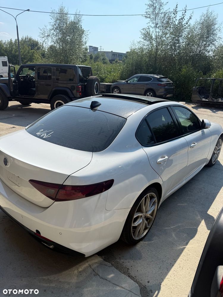 Alfa Romeo Giulia 2.0 Turbo 16V AT8-Q4 Veloce Ti - 5