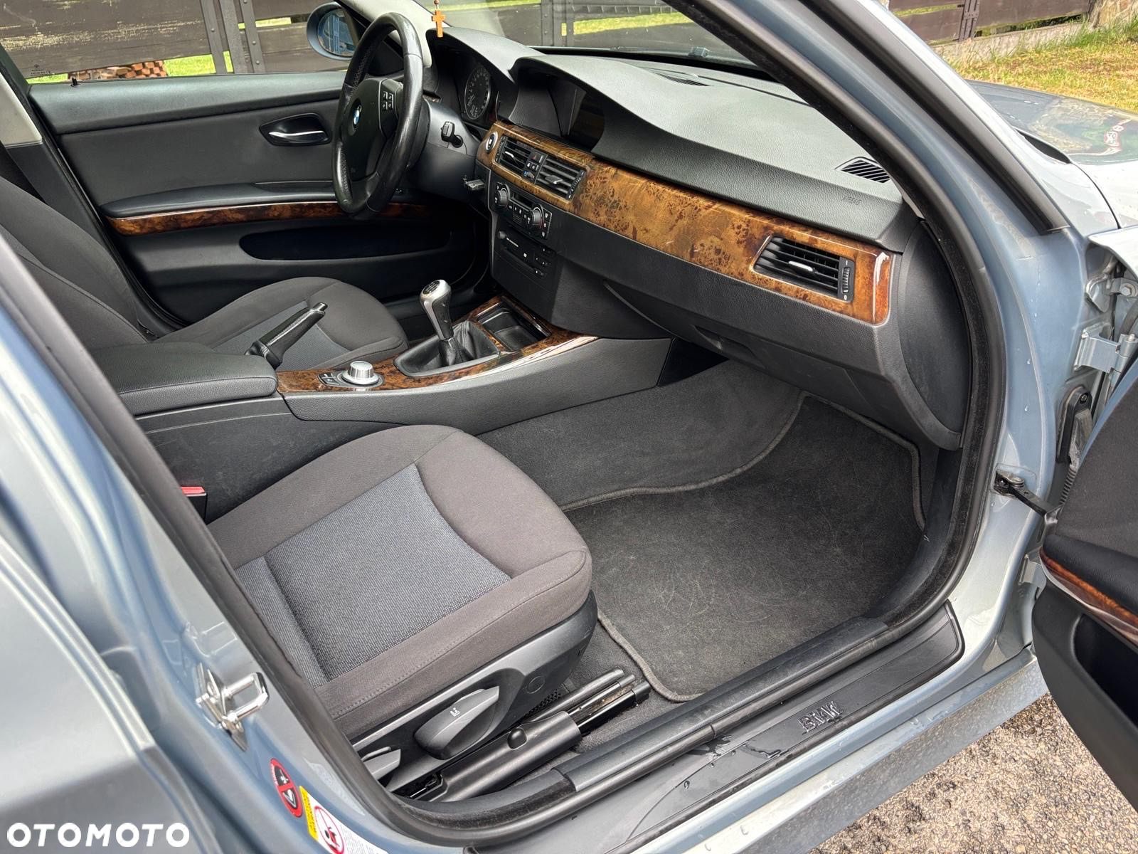 BMW Seria 3 320d DPF Touring - 12