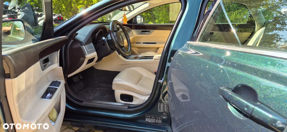 Jaguar XF 30d Prestige - 4
