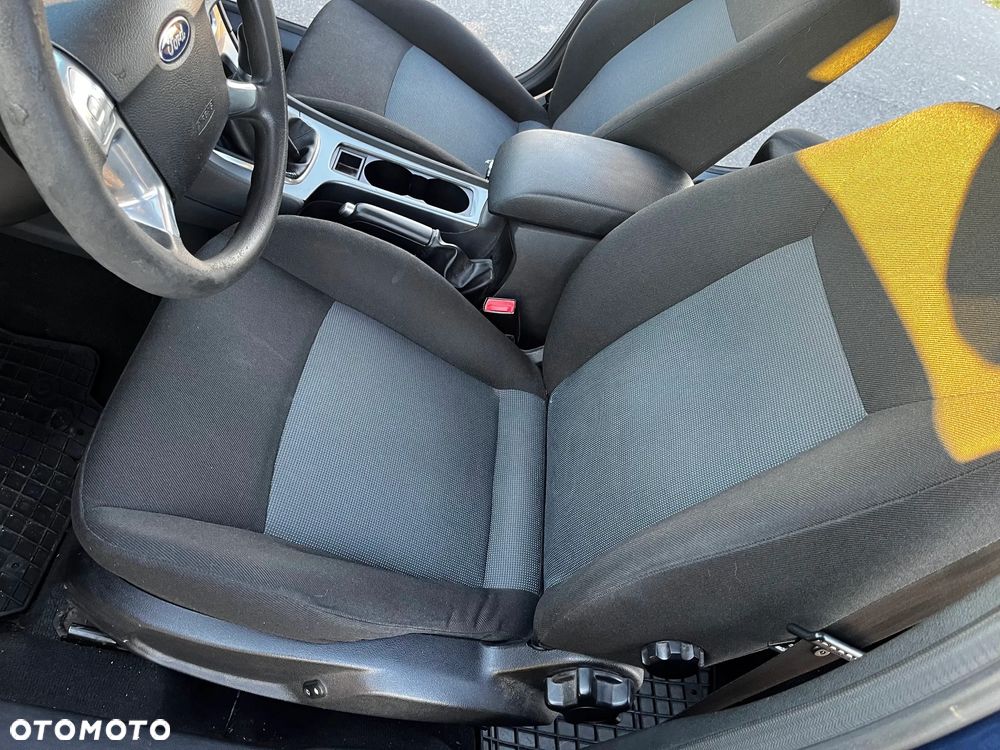 Ford Mondeo 2.0 Ambiente - 11