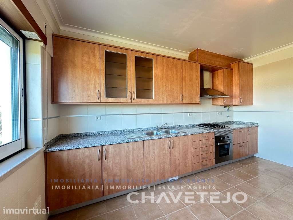 Apartamento T2 com cozinha semi-equipada para arrendamento em Ferre...