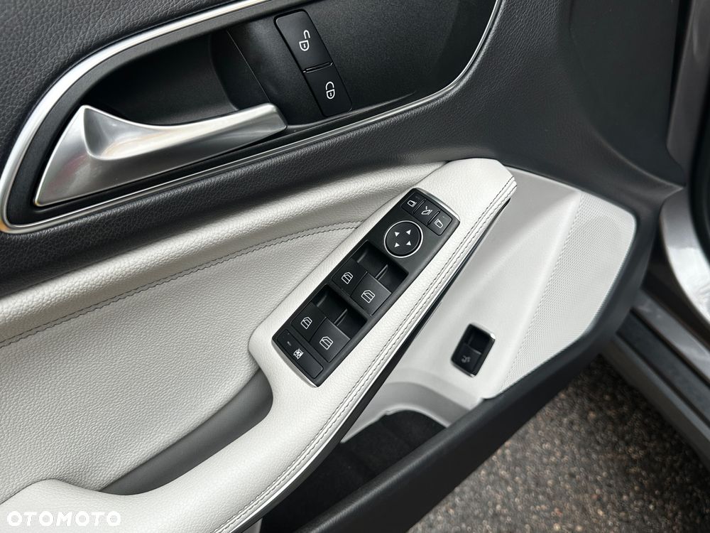 Mercedes-Benz GLA 180 7G-DCT - 24