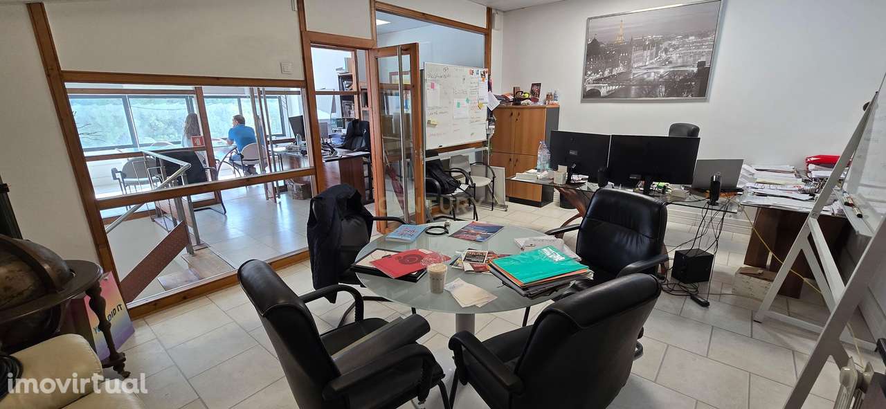 Espaçoso Armazém para Venda no Casal do Marco, em muito bom estado - Grande imagem: 2/11