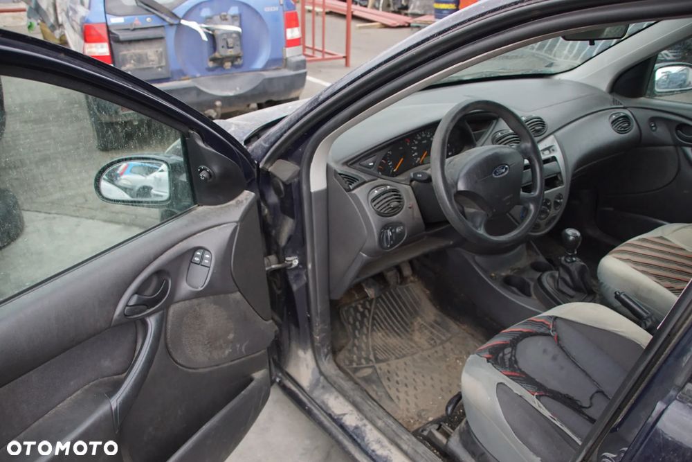 Auto na części - Ford Focus MK1 Lift 1.8 TDCI 101 KM FFDA 2S4R-7002-PB Deep Navy 2004R Silnik Skrzynia Drzwi Maska Błotnik Klapa Zderzak Lampa Lusterko Klamka Szyba Deska Kokpit Sterownik Moduł Czujnik Licznik Panel Kierownica - 10