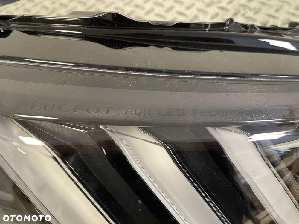 PEUGEOT 208  2 II 2008 II 19- LAMPA PRAWA PRZEDNIA PRZÓD EUROPA  9841641980 - 4