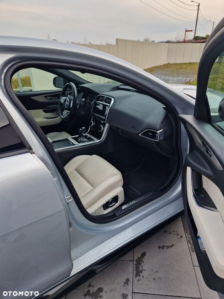 Jaguar XE 2.0 P300 AWD R-Dynamic SE - 10